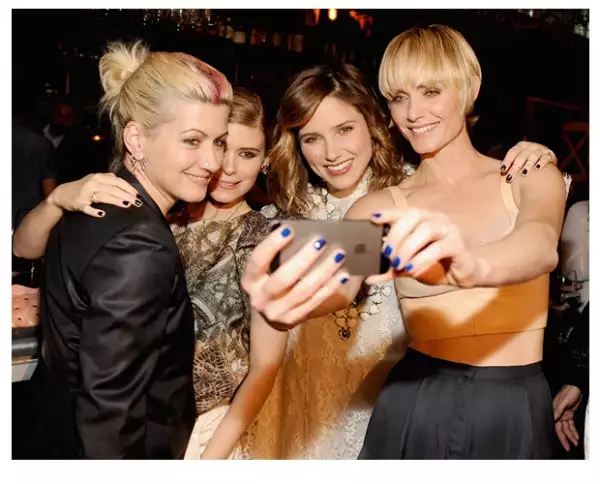 Las famosas aprovecharon la ocasión para tomarse una `selfie´de recuerdo. A la derecha la modelo