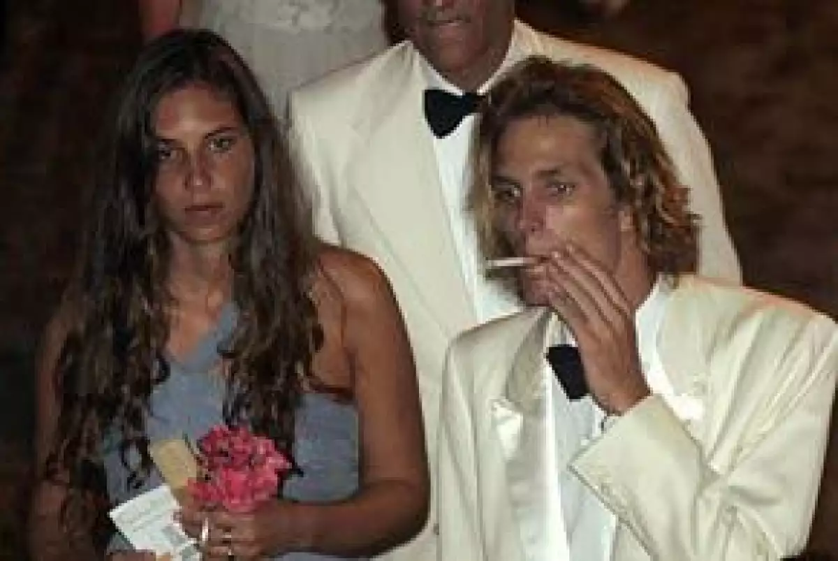 El empresario Julio Mario Santo Domingo Braga murió en Nueva York de una enfermedad no precisada. La novia de Andrea Casiraghi, hijo de la princesa Carolina de Mónaco, no asistió al baile de la Rosa.