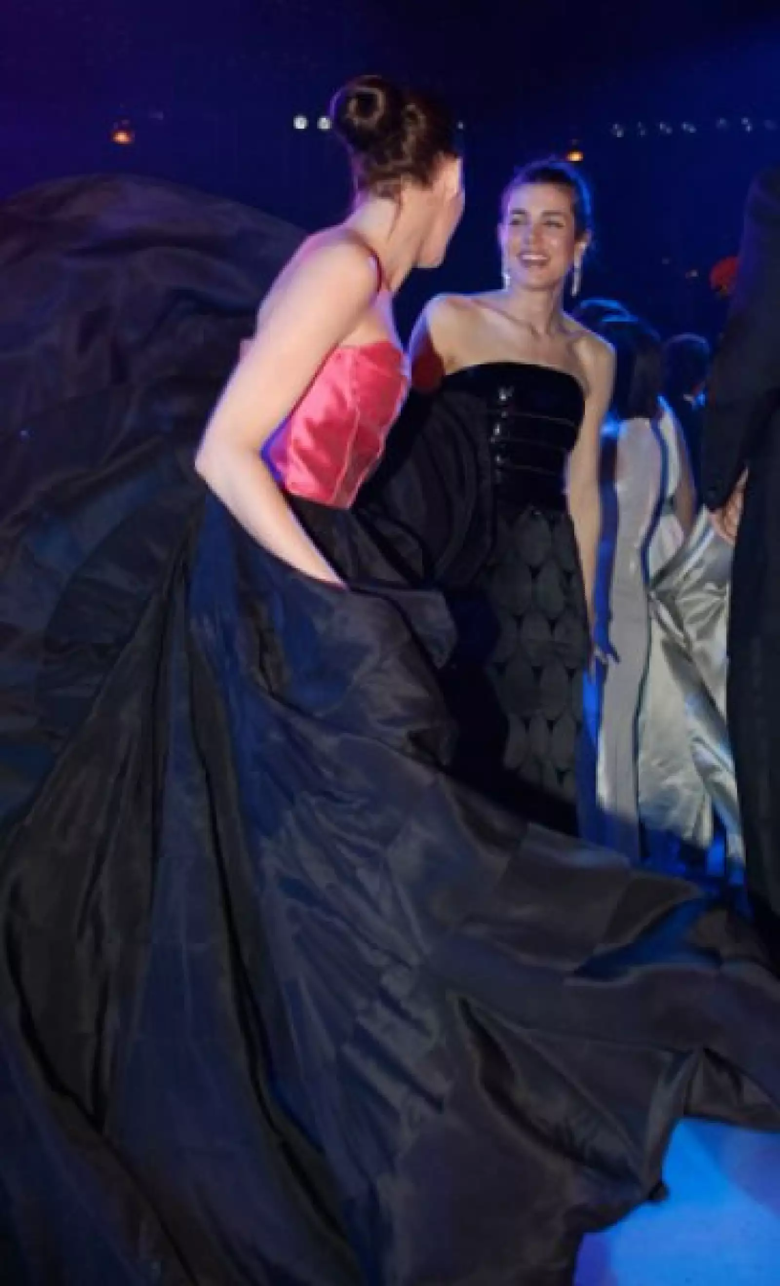 Carlotta no perdió oportunidad para ir a dar unos pasos a la pista de baile.
