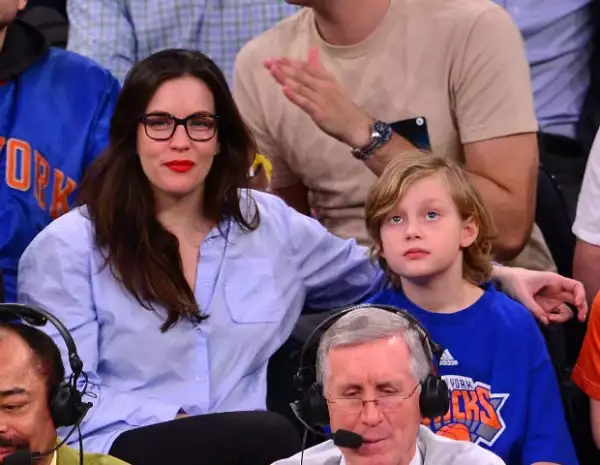 Liv Tyler y su hijo Milo de nueve años en un partido de basquetbol.