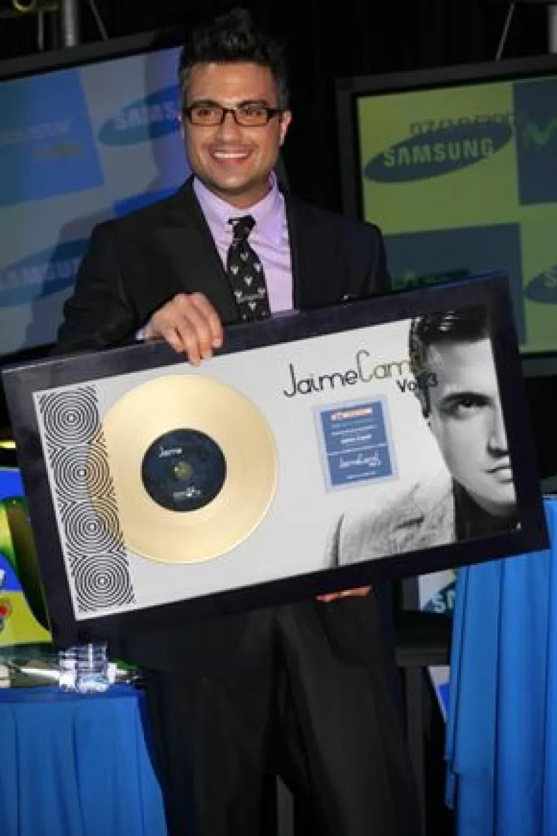 Durante la presentación de su tercer disco, el actor y cantante estuvo de lo más apoyado por sus papás y la familia Peralta.