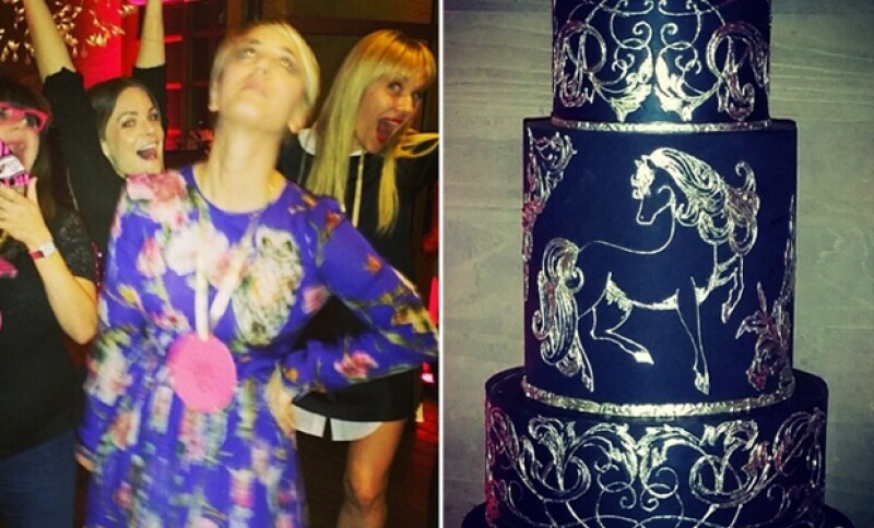 Kaley disfrutó la noche junto a sus amigas. Su pastel de cumpleaños era de tres pisos.