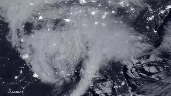 La tormenta que golpea la Costa Este puede ser observada en esta imagen de satélite tomada en la madrugada del 22 de enero. 