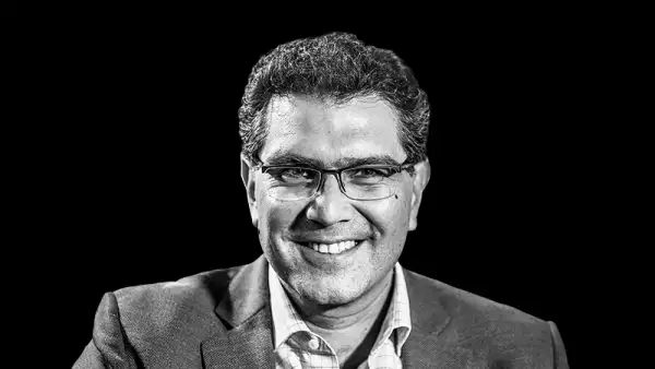 Armando Ríos Piter firma