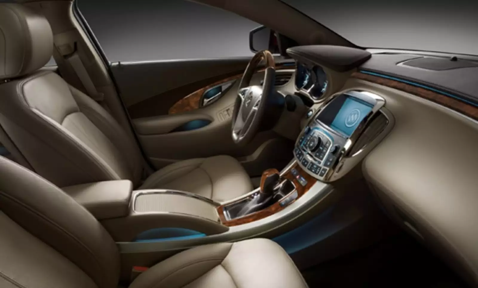 El volante, forrado en piel de cuatro brazos, tiene insertos de madera de álamo, ajuste de profundidad y altura, calefacción y controles de velocidad y audio que junto con su diseño ergonómico logran que el conductor tenga una sólida sensación de control 