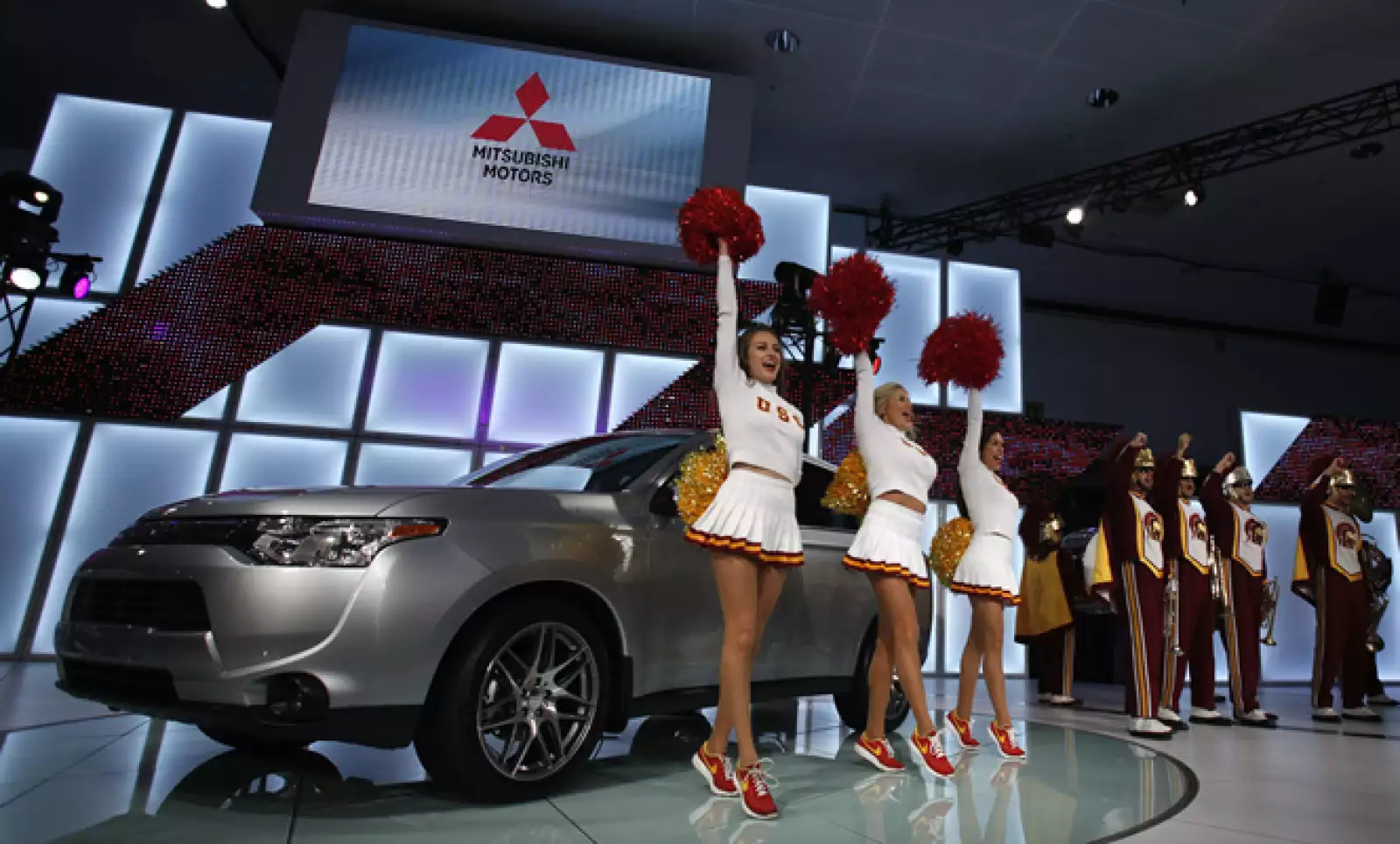 La presentación del Outlander 2014 de Mitsubishi durante el Salón del Automóvil de Los Ángeles, que será inaugurado oficialmente este viernes.