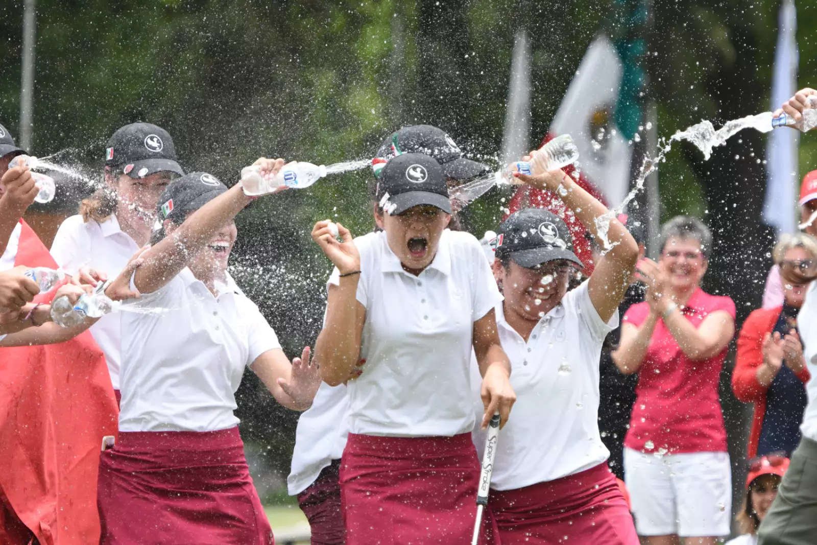 Equipo Rojo Celebrando.jpg