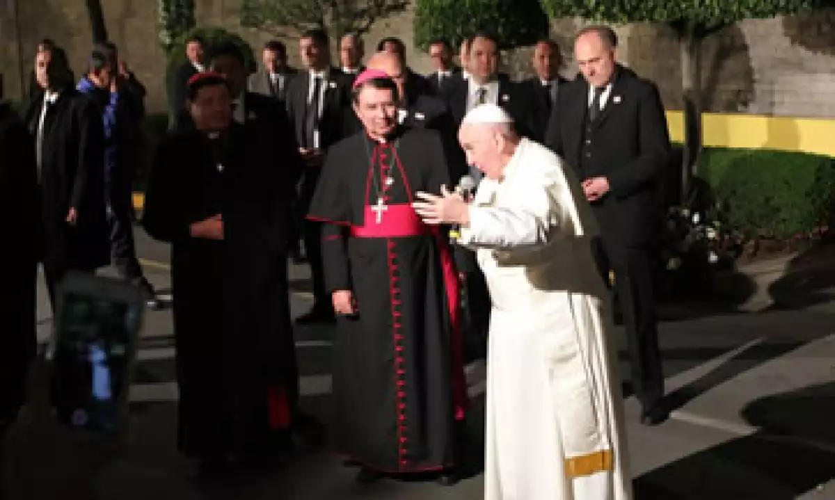 El jerarca católico salió a dar un mensaje a las personas que lo esperaron afuera de la Nuncia Apostólica. (Foto: Notimex )