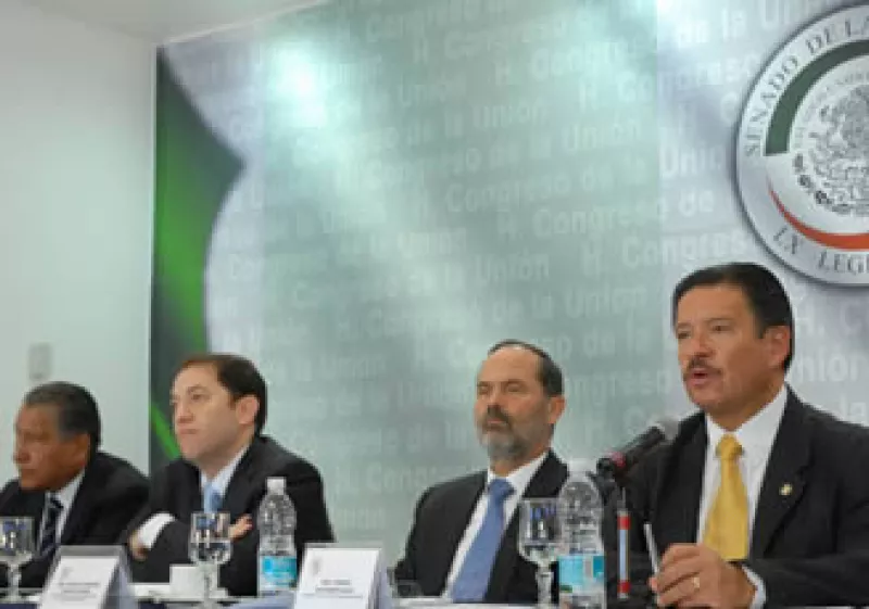 Los senadores deben aprobar la Ley de Ingresos 2010 a más tardar este sábado. (Foto: Archivo Notimex)