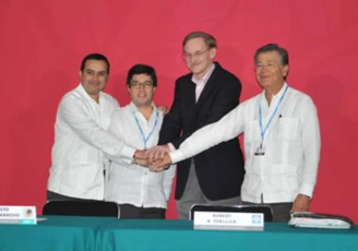 De izquierda a derecha: Ernesto Cordero, titular de Hacienda, Luis Alberto Moreno, presidente del BID, Robert B. Zoellick, presidente del BM y Héctor Rangel Domene, director general de Bancomext. (Foto: Cortesía SHCP)