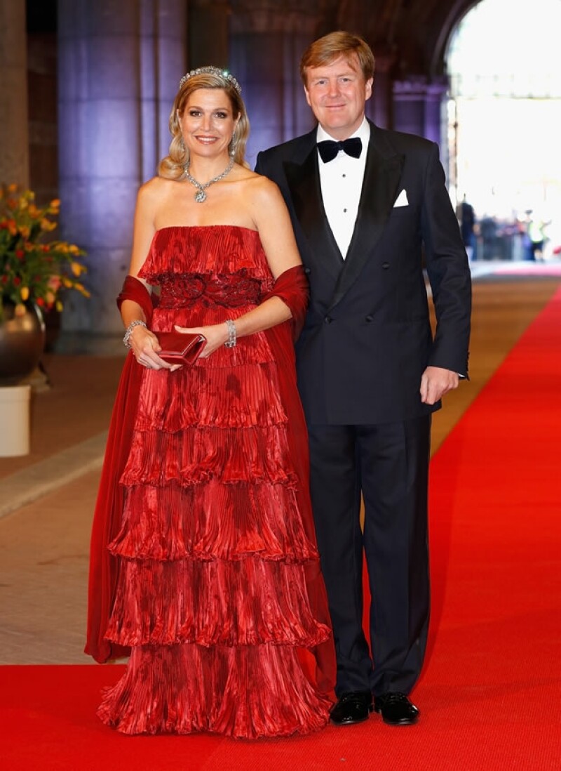 Máxima a su llegada a la cena gala, acompañada de Guillero, rey de Holanda.