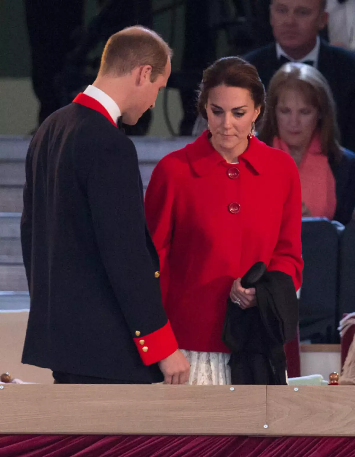Kate supo equilibrar la selección de su outfit, pues aunque su vestido fue un Dolce, su abrigo fue de Zara que incluso hizo match con el saco del príncipe William.