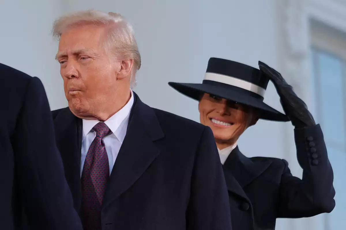 El presidente electo de los Estados Unidos, Donald Trump y su esposa Melania Trump, reaccionan cuando se reúnen con el presidente de los Estados Unidos, Joe Biden, y la primera dama, Jill Biden, el día de la inauguración del segundo mandato presidencial de Donald Trump en Washington, EE. UU., el 20 de enero de 2025.