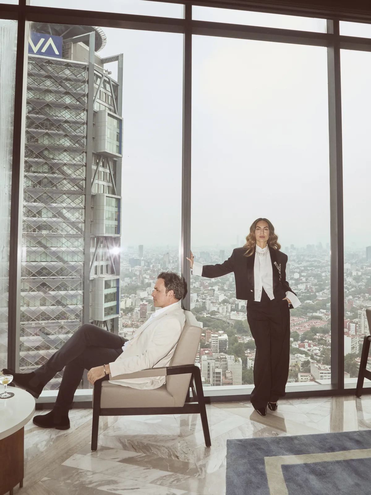 Bárbara Mori y Fernando Rovzar posan en la Ciudad de México. 