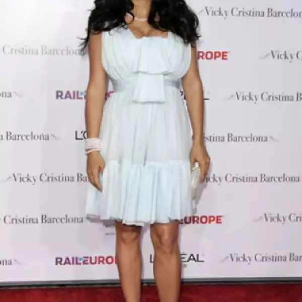 A pesar de que el blanco es un color que ayuda a estilizar la figura, aquí Salma se ve con unos kilos de más.