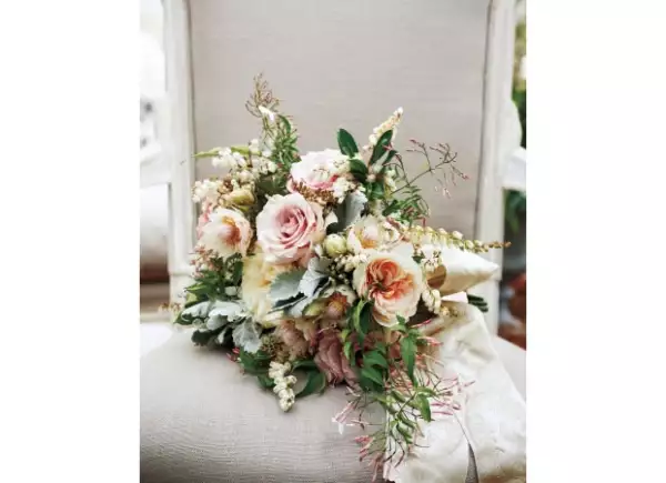 El ramo de novia llevaba rosas y jazmines.