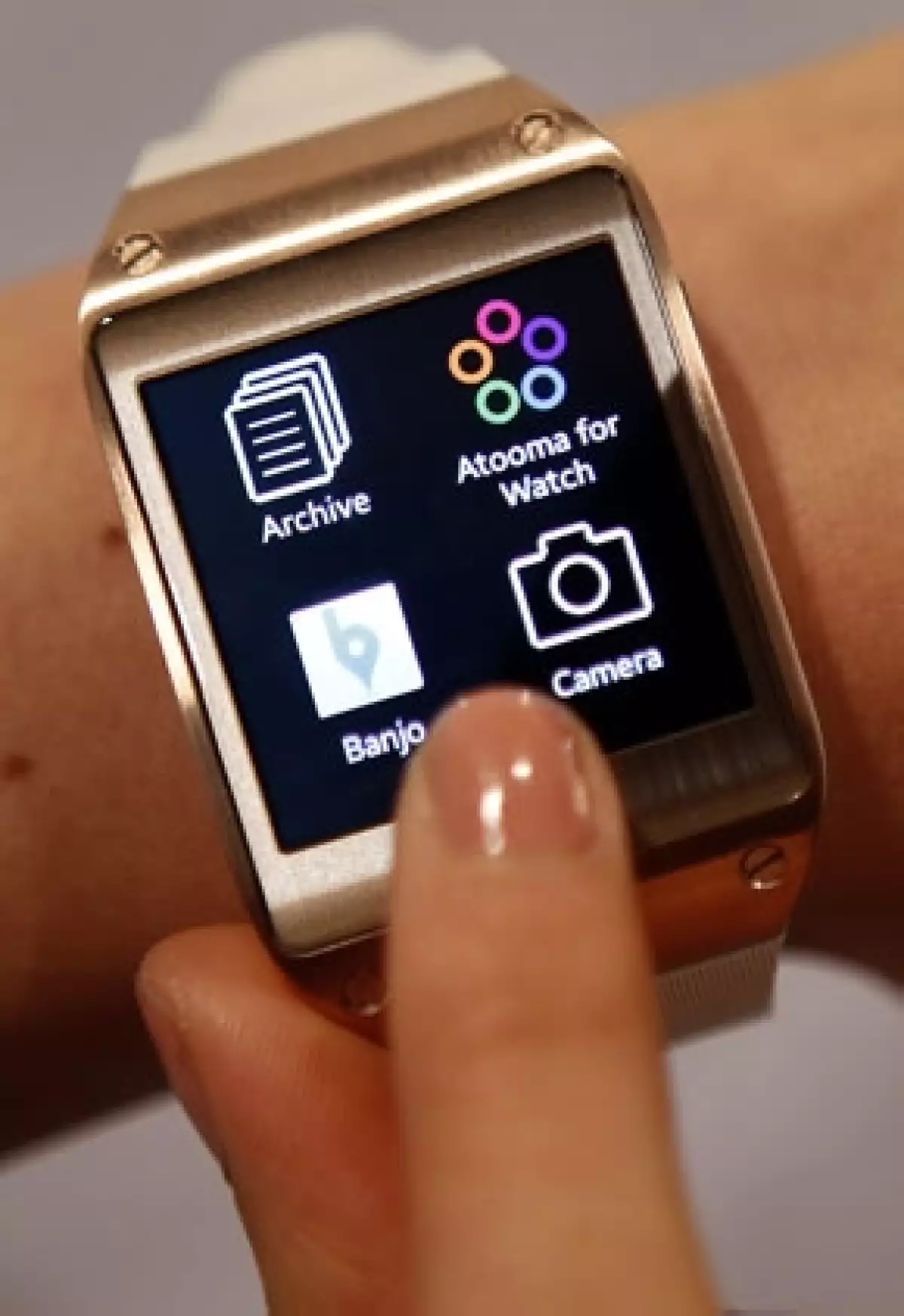 La surcoreana presentó su ‘smartwatch’, que permite hacer llamadas, ver mensajes y tomar fotos; el dispositivo llegará a México en octubre, aunque aún no hay precio.