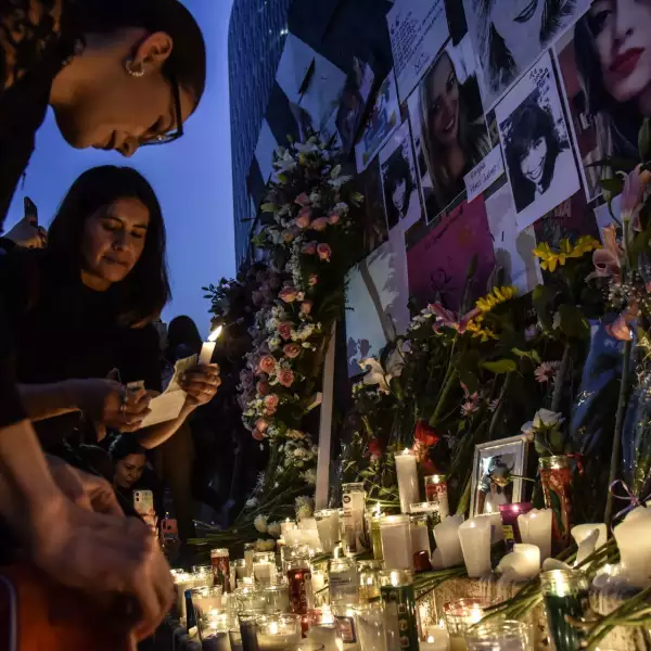 Con flores, velas y fotografías, mujeres rindieron homenaje a víctimas de feminicidio