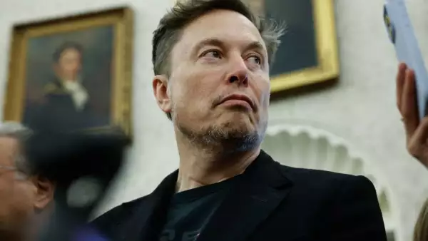 Elon Musk escucha mientras los reporteros preguntan a EE. UU. El presidente Donald Trump y el presidente de Sudáfrica, Cyril Ramaphosa, hacen preguntas durante una disponibilidad de prensa en la Oficina Oval de la Casa Blanca el 21 de mayo de 2025 en Washington, DC. Las relaciones entre los dos países han sido tensas desde que Trump firmó una orden ejecutiva en febrero que afirmaba que los sudafricanos blancos son víctimas de la confiscación de tierras por el gobierno y el genocidio basado en la raza, mientras admiten a algunos de esos afrikaners como refugiados en los Estados Unidos. Trump también detuvo toda la ayuda extranjera a Sudáfrica y expulsó al embajador del país en los Estados Unidos, Ebrahim Rasool.