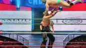 Luchadores se enfrentan sobre el ring de la Arena México
