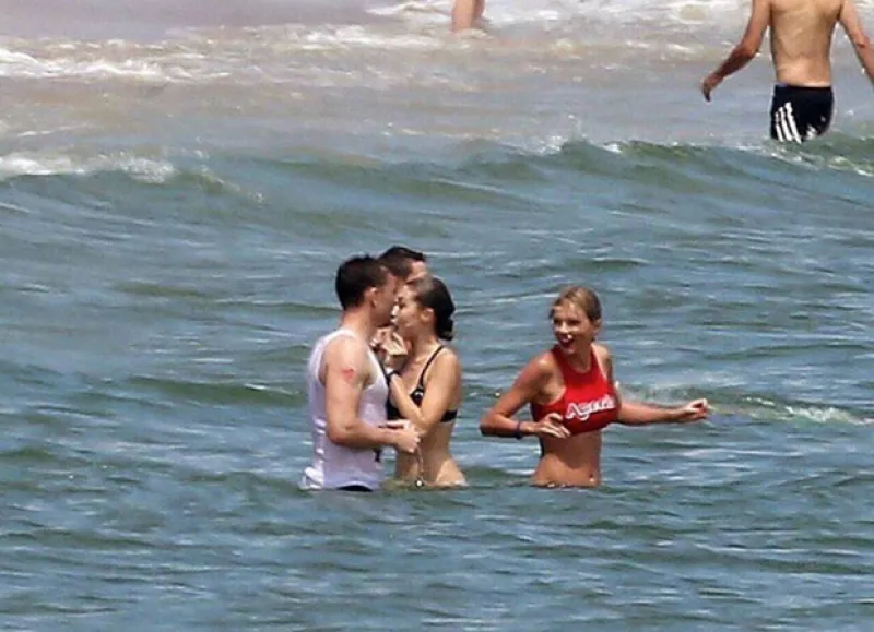 La cantante reunió a su girl squad para celebrar el Día de la Independencia en Estados Unidos, festejo al que no pudo faltar su nuevo novio Tom Hiddleston.