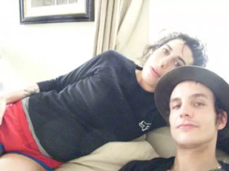 Una mujer dijo haber tenido una aventura con Blake Fielder-Civil en el centro de rehabilitación donde ambos se encontraban y asegura tener seis semanas de gestación.