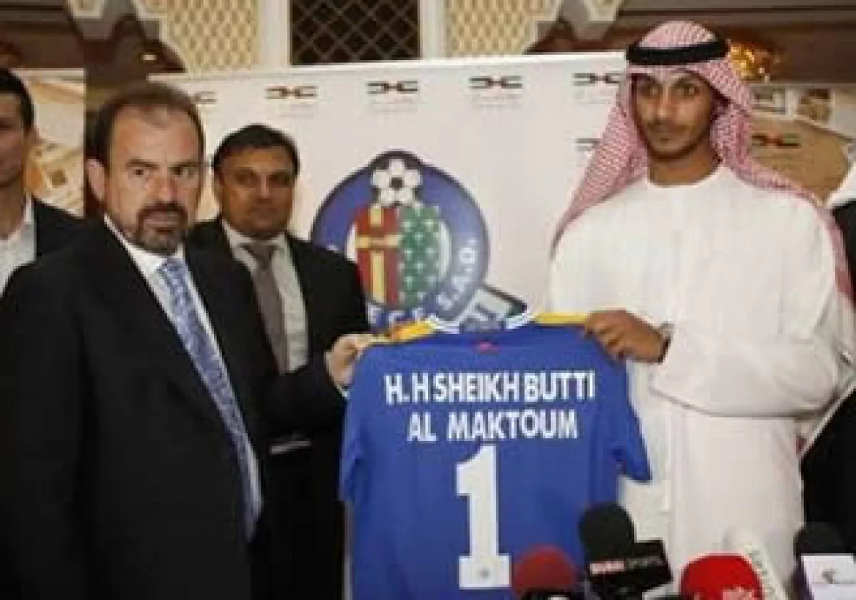 El presidente del Getafe, Ángel Torres, posó con el jeque Butti Al Maktoum para celebrar la venta del equipo español. (Foto: Reuters)