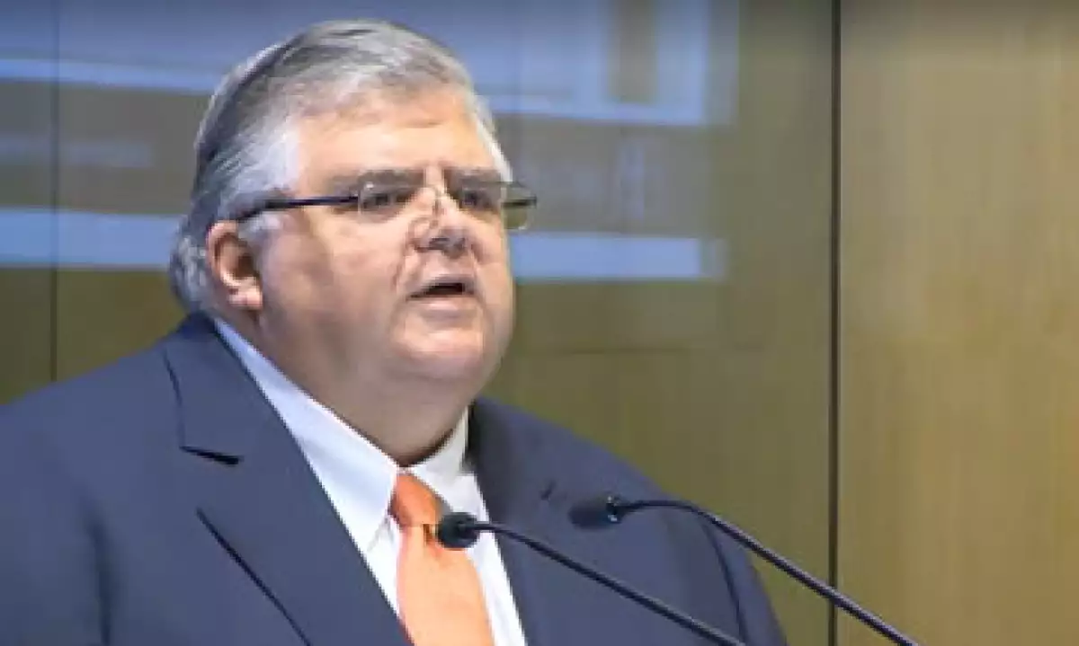 Agustín Carstens, titular de Banxico, dice que el peso está subvaluado ante el dólar estadounidense. (Foto: Tomada de ustream.tv/channel/banxico )