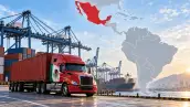 Fotoarte de un tráiler con la bandera de México en un puerto de carga, entre contenedores, grúas y un buque. Al fondo aparece un mapa de América Latina y el Caribe, con México destacado en rojo.