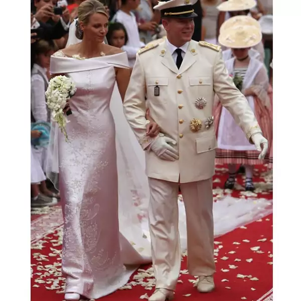 Fueron 2 mil 500 horas de trabajo lo que se llevó en la elaboración del diseño de Giorgio Armani. Cuenta con 40 mil cristales Swarovski, entre otras piedras preciosas.