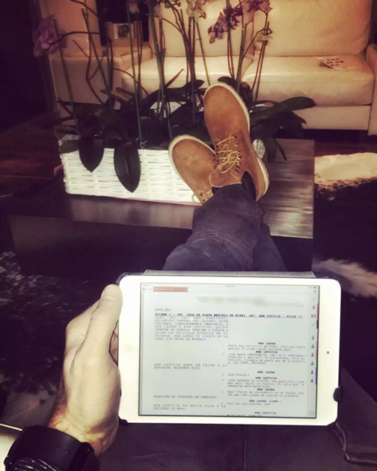 Sebastián se prepara leyendo su guión.