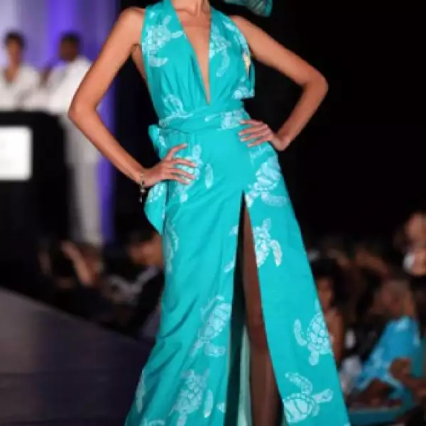 Lika Orjonikidze, de Giorgia, en un vestido largo en color azul verdoso con gran apertura en la pierna, además de un gran sombrero a tono.