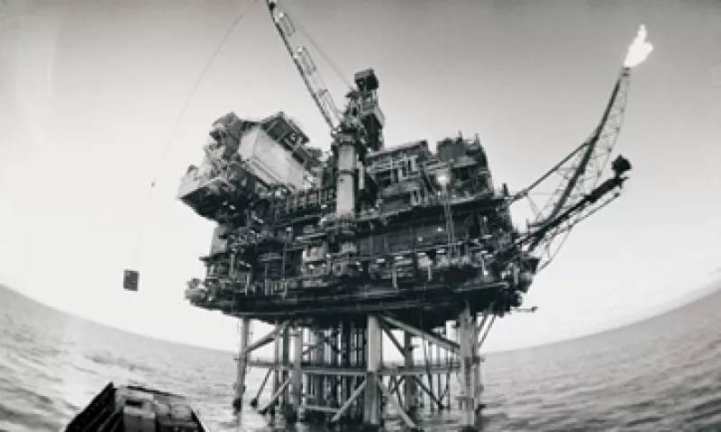 Oro Negro estima en 25,000 mdd anuales lo invertido por Pemex en el sector de servicios. (Foto: Thinkstock)