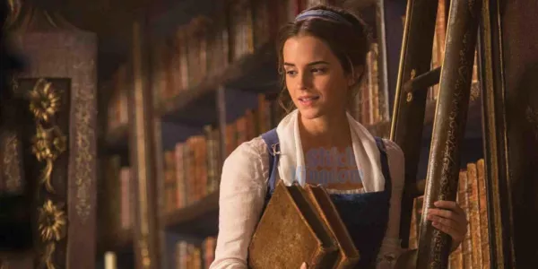 Emma Watson como Bella en la biblioteca