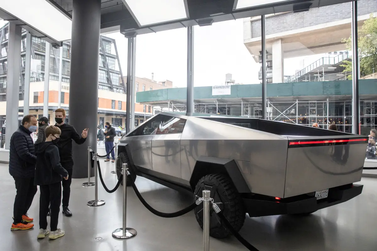 El Cybertruck de Tesla se muestra en el Meatpacking District de Manhattan en la ciudad de Nueva York, Estados Unidos, el 8 de mayo de 2021.