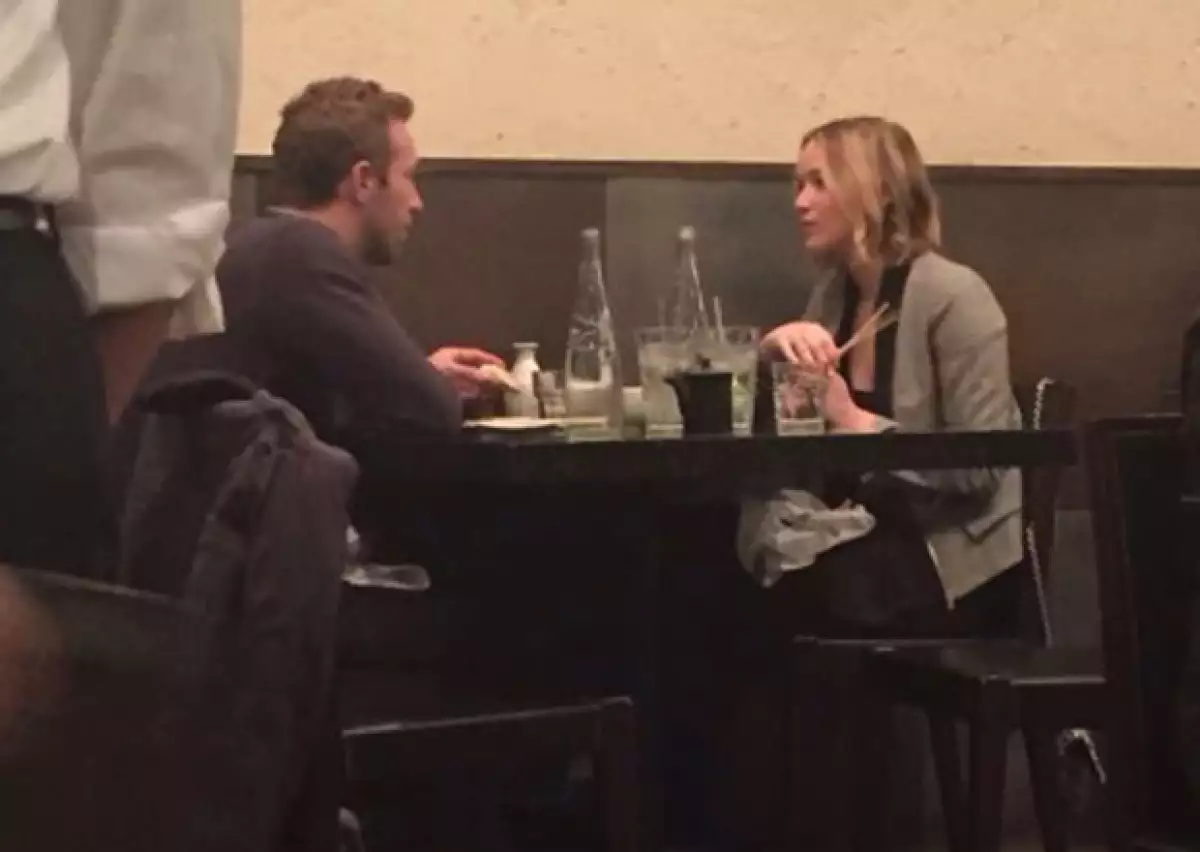 Fotos evidencian que la actriz de &#39Hunger Games&#39 y el vocalista de Coldplay han retomado su romance, pero fuentes aseguran que esta vez han decidido tomárselo con calma y verse solo de vez en cuando.