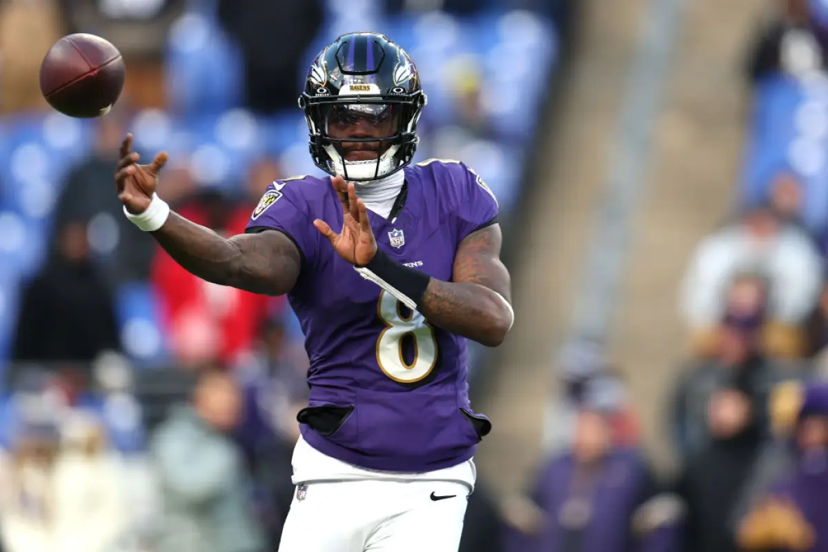 Foto de Lamar Jackson de los Baltimore Ravens lanzando el balón.