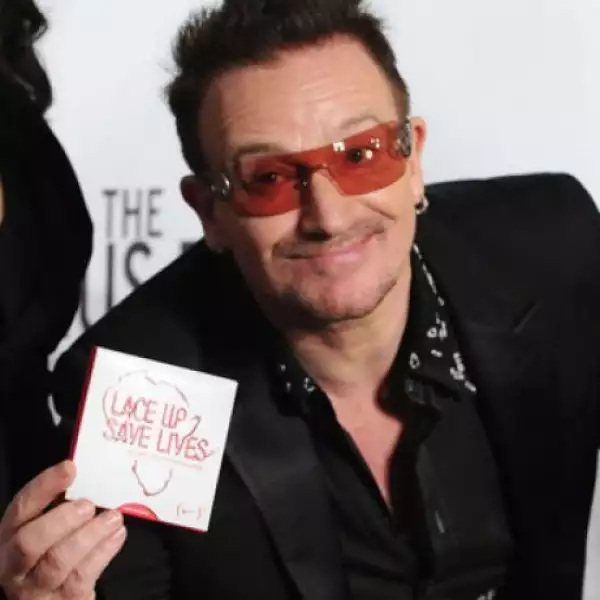 El músico irlandés Bono ha recaudado y donado millones de dólares a favor de los enfermos del SIDA.