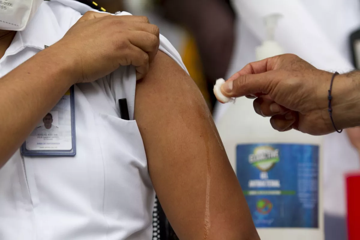 MONTERREY, NUEVO LEÓN, 29DICIEMBRE2020.- Con un total de mil, 950 vacunas contra el Covid; inició la aplicación en Nuevo León, las cuales fueron destinadas para personal médico que labora con enfermos por Covid-19 en el IMSS, ISSSTE, SEDENA, Salud del Estado, Hospitales Privados, Hospital Universitario y PEMEX, dentro de las instalaciones del Hospital Militar de Especialidades, en la IV Región Militar.
FOTO: GABRIELA PÉREZ MONTIEL / CUARTOSCURO.COM