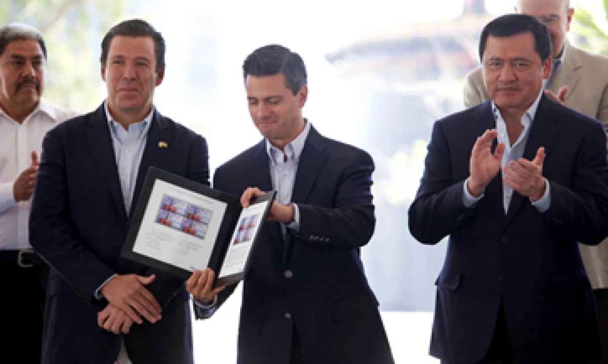 El presidente Peña Nieto canceló el timbre postal conmemorativo del 75 aniversario de la Expropiación Petrolera. (Foto: Notimex)