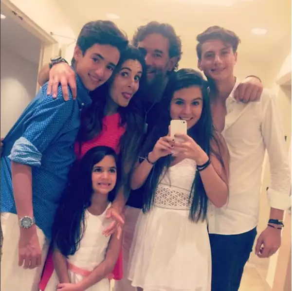 La familia de Mayrín: Sebastián, Mayrín, Julia, Eduardo, Romina y su novio.