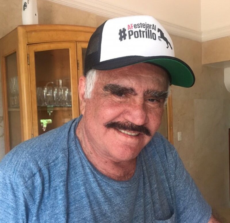 Nada mejor para “El Potrillo” que celebrar su cumpleaños número 44 con una serenata por parte de sus cinco hijos, durante su show en el palenque de Aguascalientes.