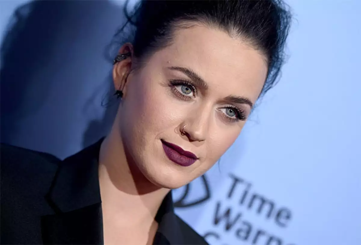 Aunque para sus fanáticos no es novedad, un video en Internet de la cantante en su faceta más rockera está causando sensación.