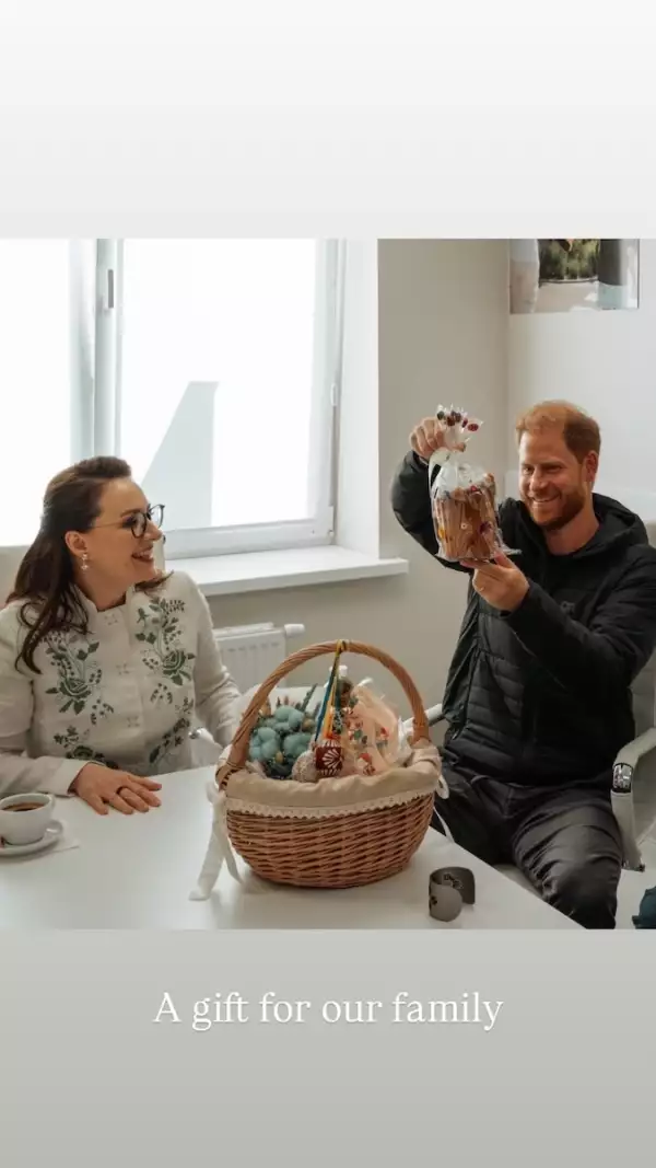 El príncipe Harry recibió un pan de Pascua en Ucrania como regalo para su familia