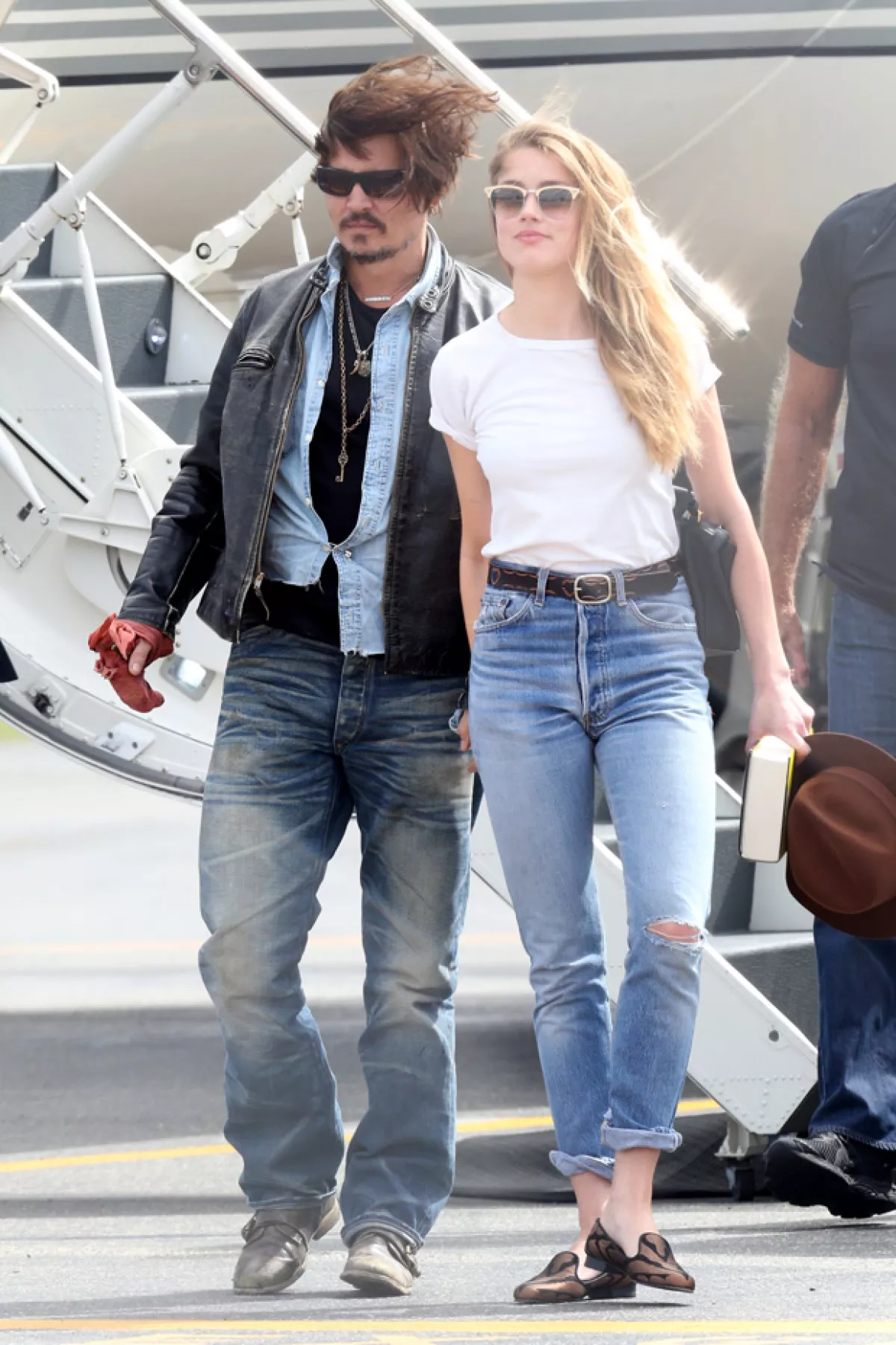 Johnny Depp y su esposa Amber Heard fueron captados bajando de su yet privado en Brisbane, Australia, sin sus perros.