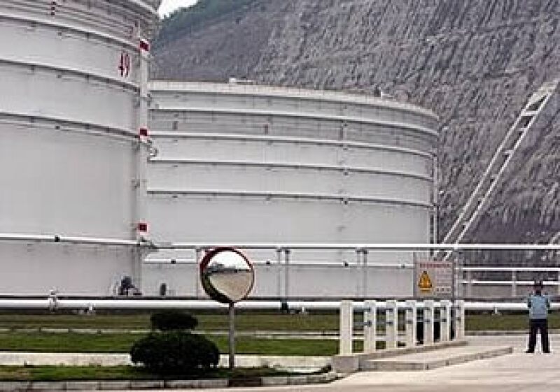 China elevó los precios de la gasolina y el diesel para ayudar a las refinerías. (Foto: AP)