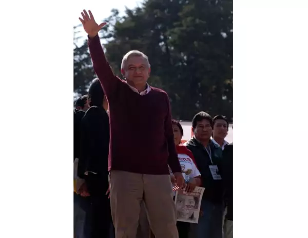 Andrés Manuel debe buscar ropa a medida.
