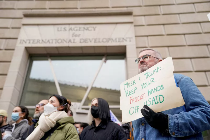 La gente protesta fuera del edificio USAID, después de que el multimillonario Elon Musk, que está encabezando la campaña del presidente estadounidense Donald Trump para reducir el gobierno federal, dijera que se está trabajando para cerrar la agencia de ayuda exterior estadounidense USAID, en Washington, EE. UU., el 3 de febrero de 2025