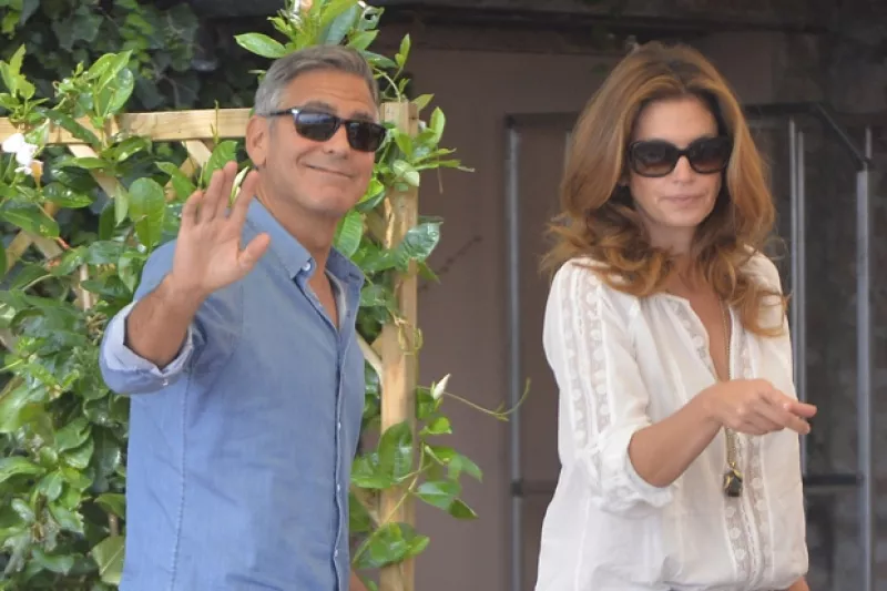 Varios amigos famosos de la pareja llegaron ayer a Venecia para acompañarlos en sus respectivas fiestas en lujosos hoteles venecianos. Amal lució elegante en un vestido Alexander McQueen.