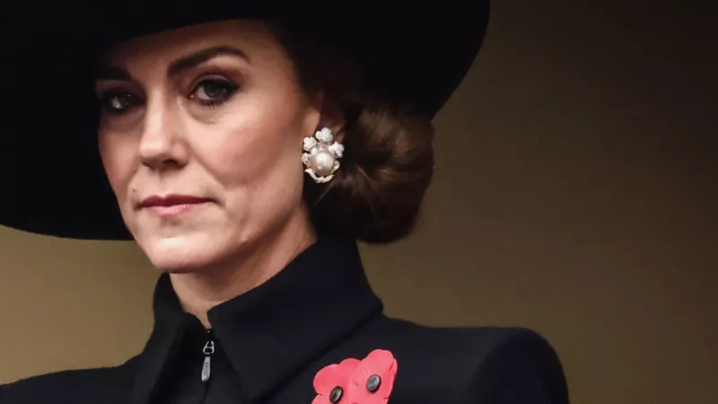 La princesa británica Catalina de Gales reacciona mientras asiste a la ceremonia del Domingo del Recuerdo en el Cenotafio de Whitehall, en el centro de Londres, el 12 de noviembre de 2023.